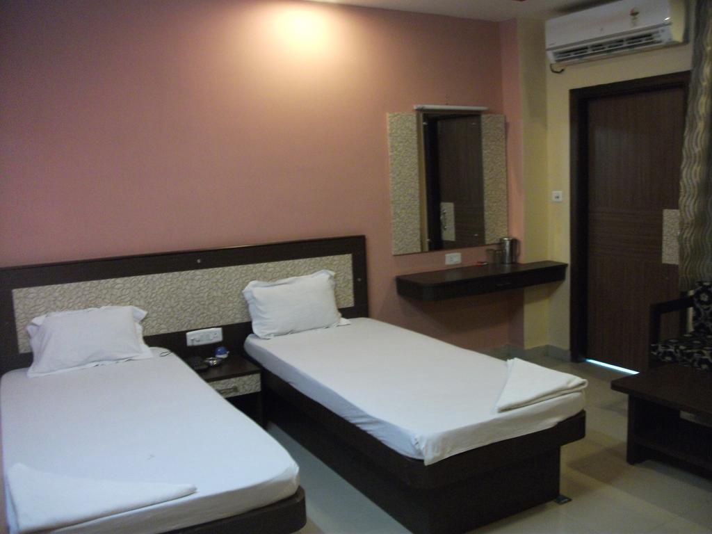 Hotel Parshuram Гувахати Екстериор снимка