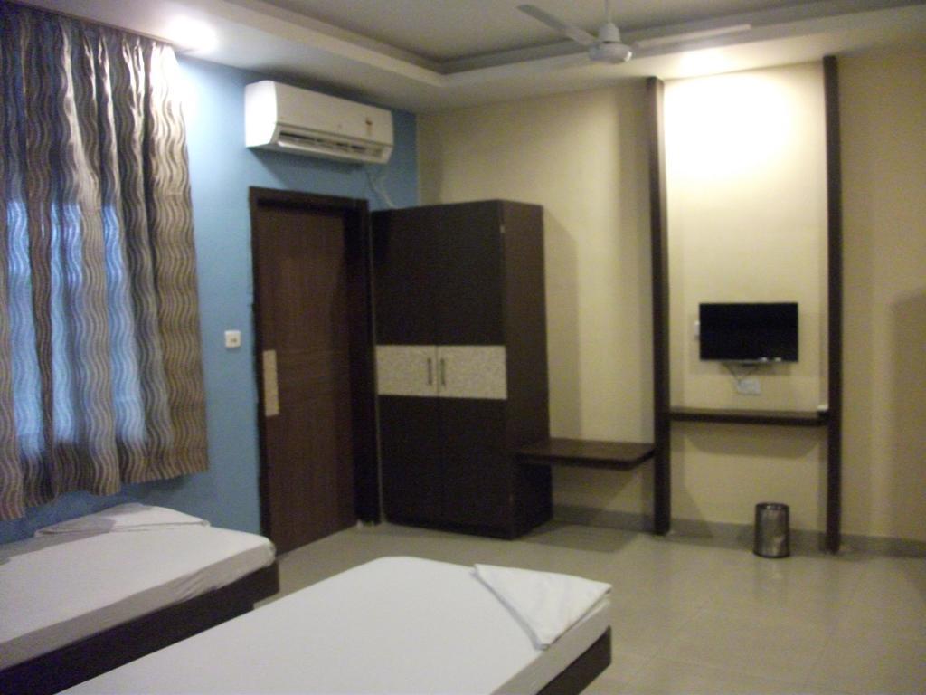 Hotel Parshuram Гувахати Екстериор снимка