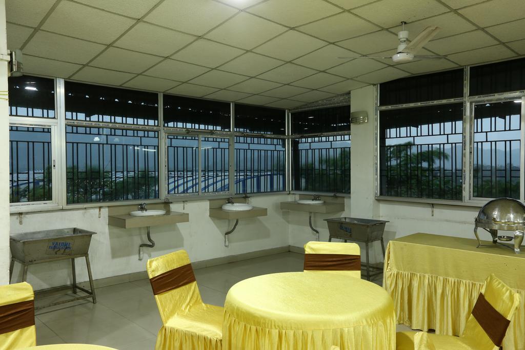 Hotel Parshuram Гувахати Екстериор снимка