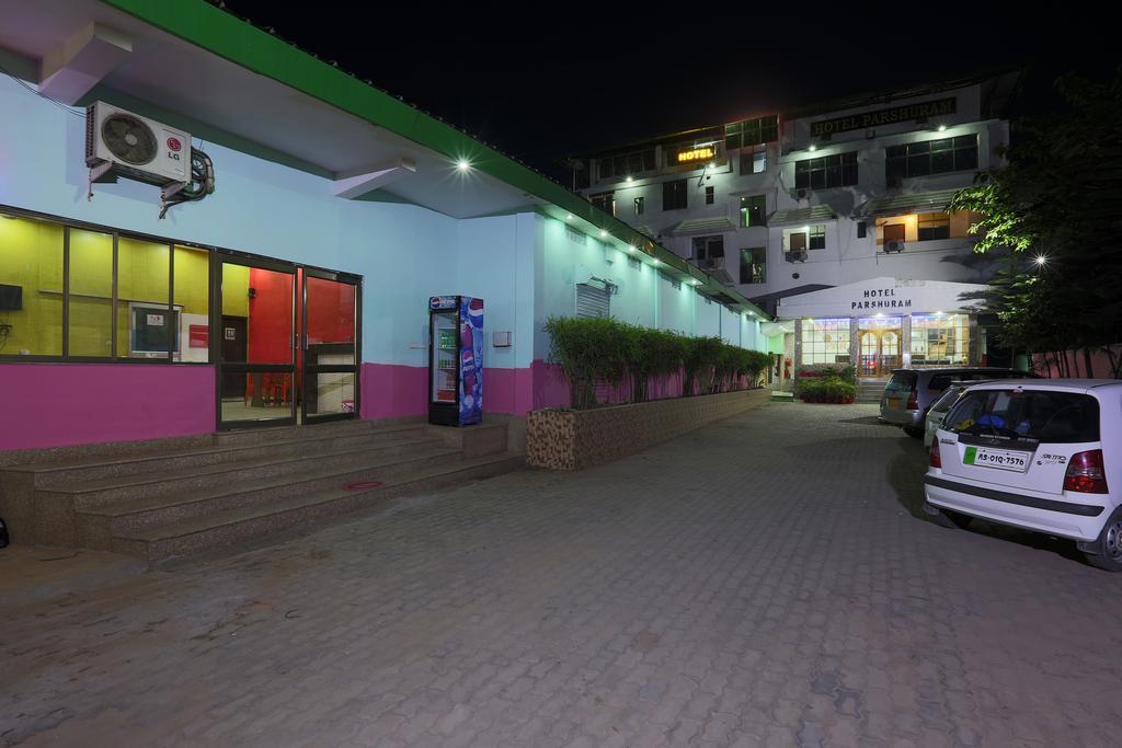 Hotel Parshuram Гувахати Екстериор снимка